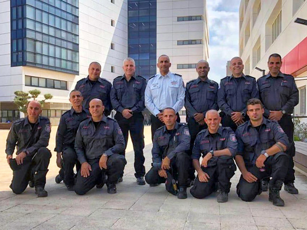 Mitglieder der israelischen Brandbekämpfungsdelegation vor ihrer Abreise nach Brasilien.